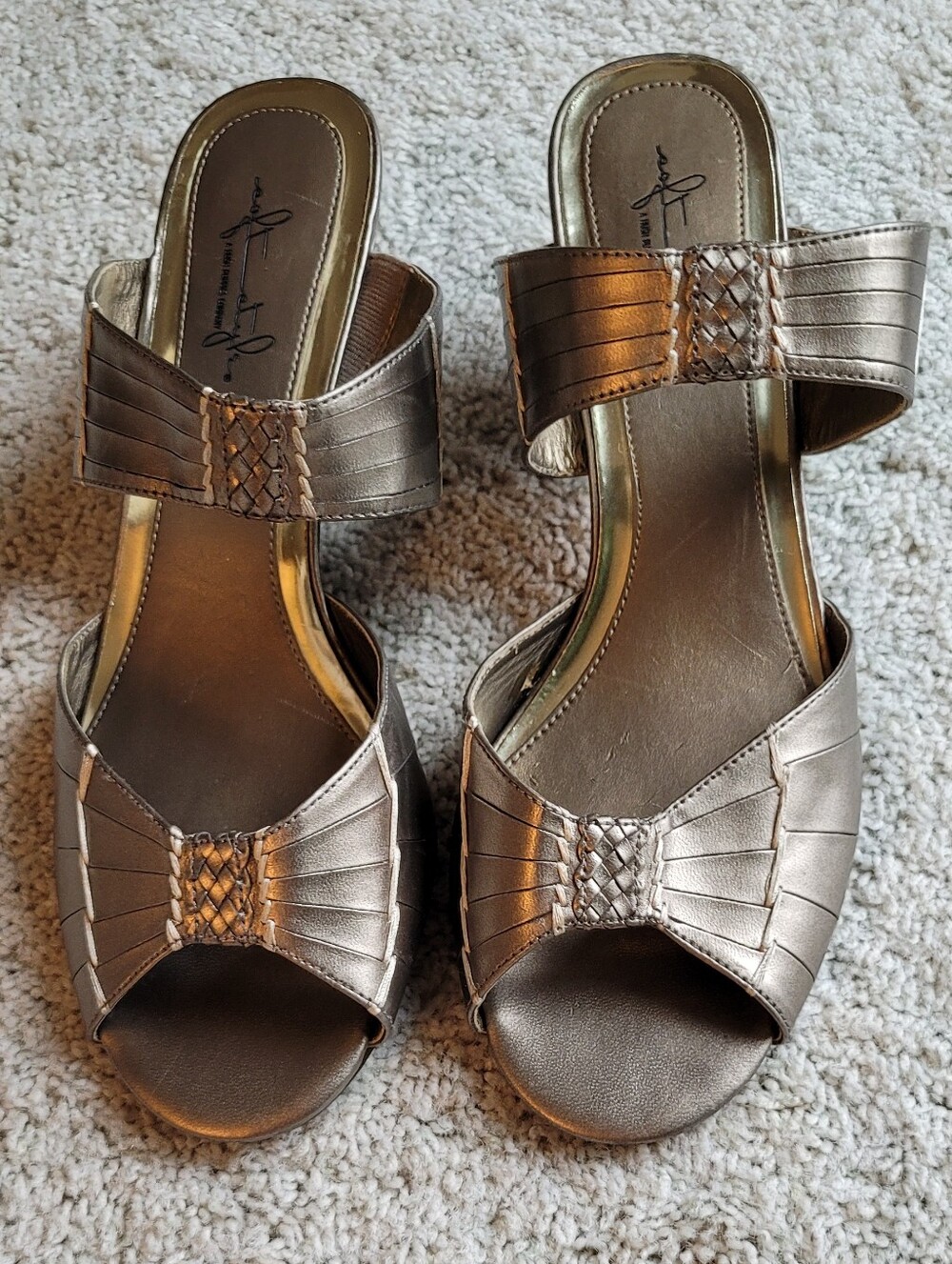 Stunning Vintage Bronze sandals  Hush Puppies "Soft Style"  11B